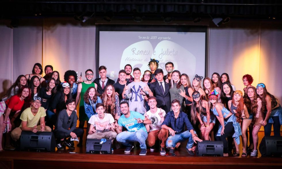Poesia, música, dança e teatro: Terceirão realiza sarau no Colégio Carbonell Poesia, música, dança e teatro: Terceirão realiza sarau no Colégio Carbonell