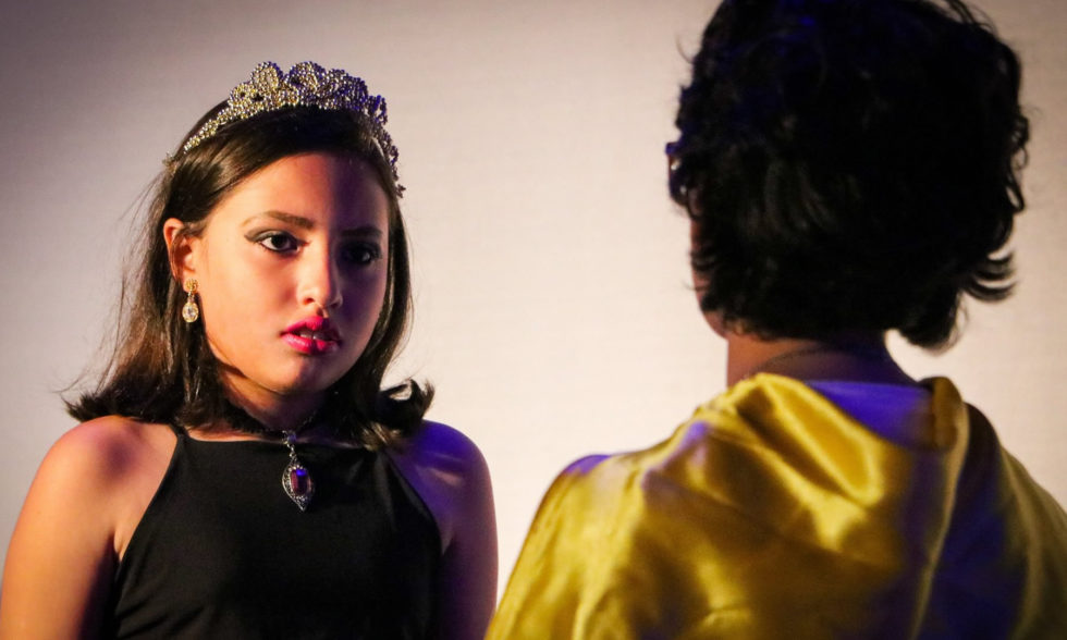 Jovens atores do Clube do Teatro encantam auditório lotado em aula aberta ao público Jovens atores do Clube do Teatro encantam auditório lotado em aula aberta ao público
