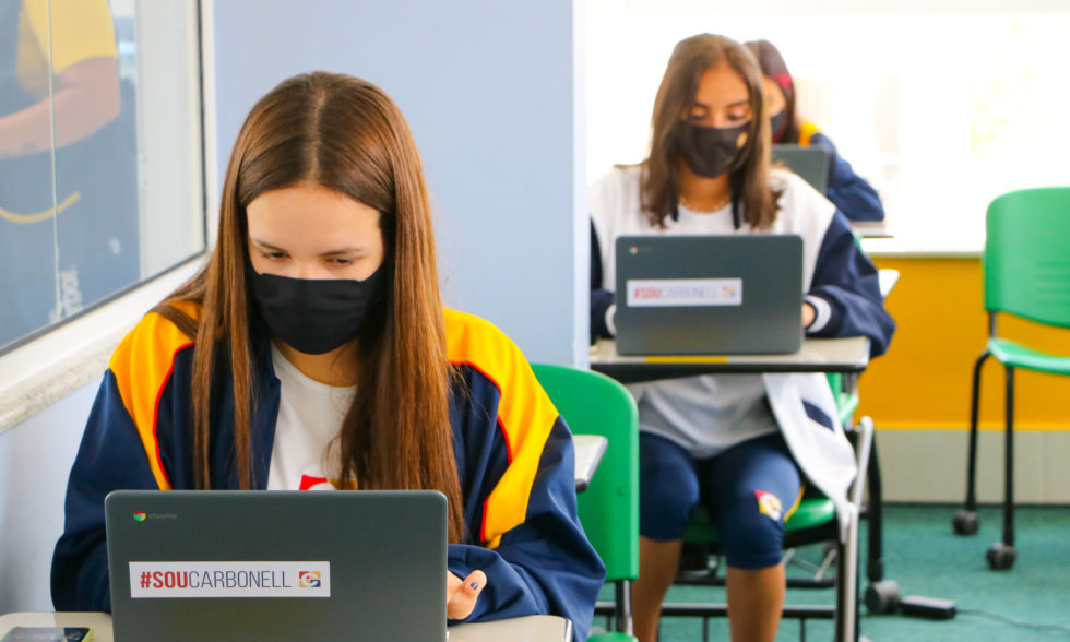 No Laboratório de Criatividade, alunos do Ensino Médio põem à prova seus conhecimentos. No Laboratório de Criatividade, alunos do Ensino Médio põem à prova seus conhecimentos.